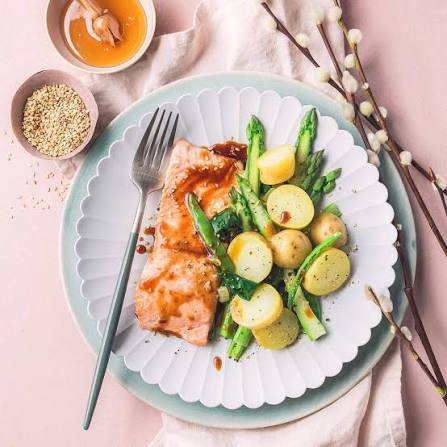 Salmón con patatas y espárragos