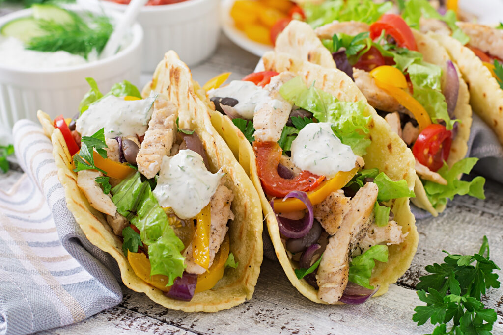 Tacos de pescado con salsa de yogur